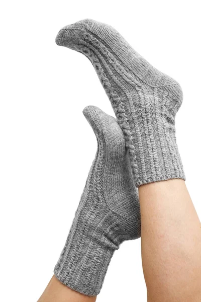 Vrouwelijke Benen Grijze Hand Gebreide Wollen Sokken Geïsoleerd Witte Achtergrond — Stockfoto
