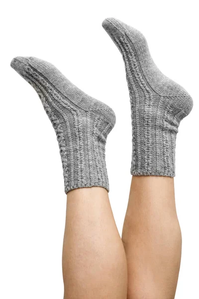 Женские Ноги Серой Руке Вязаные Шерстяные Носки Изолированы Белом Фоне — стоковое фото