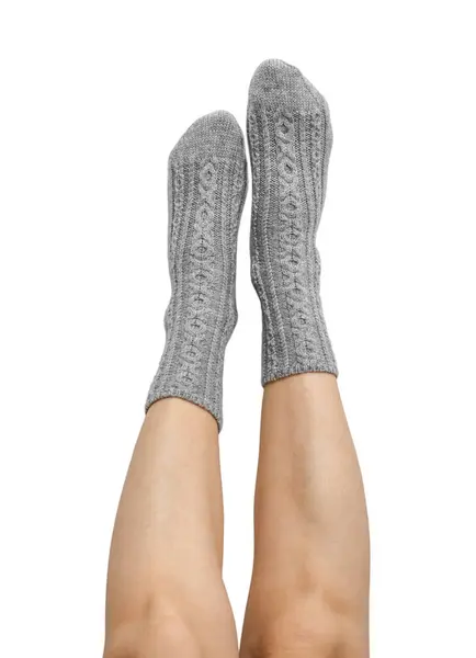 Samičí Stehna Šedé Ruce Pletené Vlněné Ponožky Izolované Bílém Pozadí — Stock fotografie