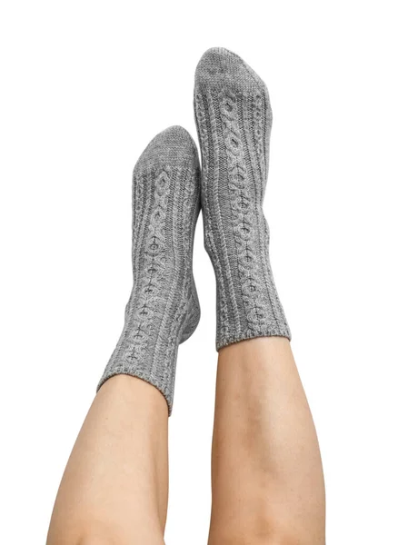 Жіночі Ноги Сірій Руці Язані Вовняні Шкарпетки Ізольовані Білому Тлі — стокове фото
