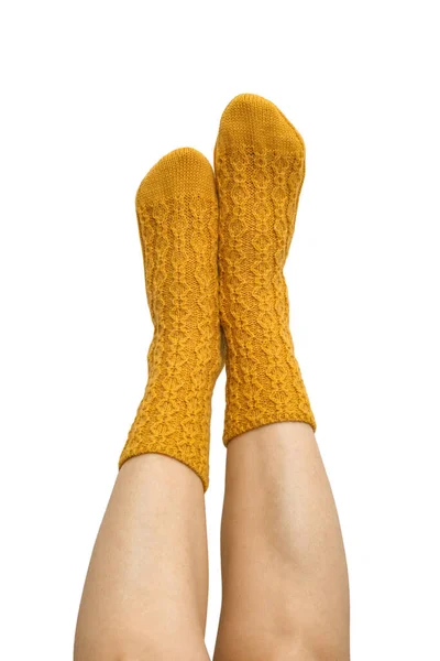 黄色い手の女性の足は白い背景で隔離されたウールの靴下を編み 含まれているクリッピング パスを編みました — ストック写真