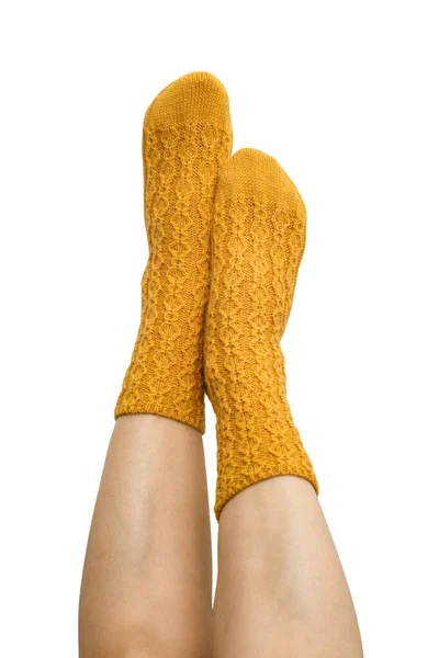Женские Ноги Желтой Руке Вязаные Шерстяные Носки Изолированы Белом Фоне — стоковое фото