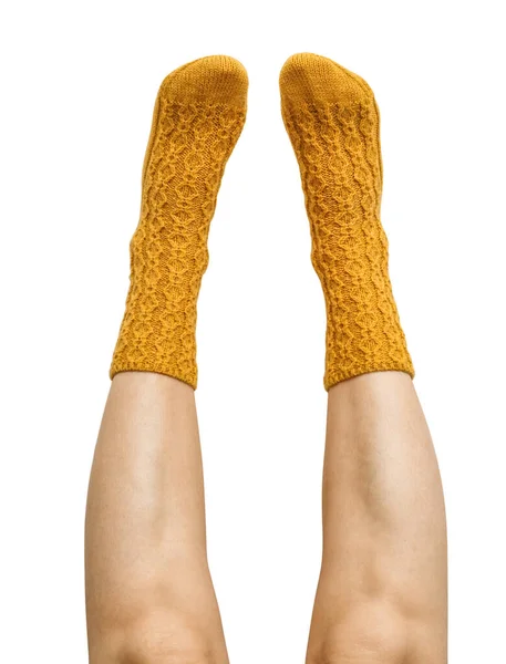 Жіночі Ноги Жовтій Руці Язані Вовняні Шкарпетки Ізольовані Білому Тлі — стокове фото