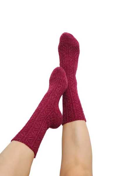 Frauenbeine Lila Handgestrickten Wollsocken Isoliert Auf Weißem Hintergrund Clipping Pfad — Stockfoto