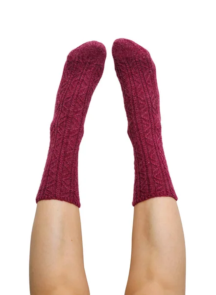 紫色の手の女性の足は白い背景で隔離されたウールの靴下 含まれているクリッピング パスを編みました — ストック写真
