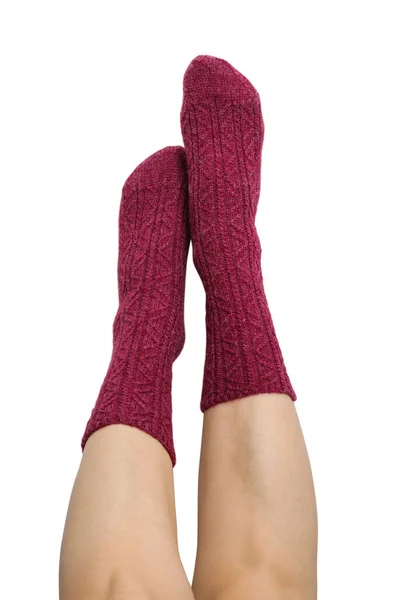Жіночі Ноги Фіолетовій Руці Язані Вовняні Шкарпетки Ізольовані Білому Тлі — стокове фото