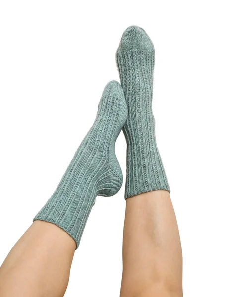 Женские Ноги Синей Руке Вязаные Шерстяные Носки Изолированы Белом Фоне — стоковое фото