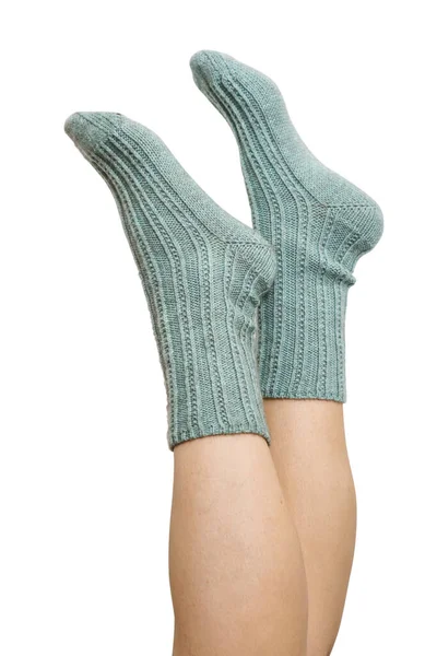 Samičí Stehna Modré Ruce Pletené Vlněné Ponožky Izolované Bílém Pozadí — Stock fotografie