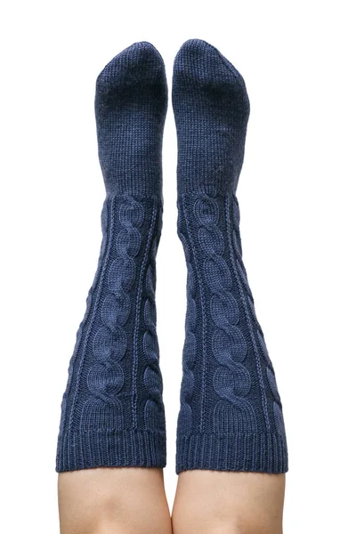 Γυναικεία Πόδια Σκούρο Μπλε Χέρι Πλεκτό Μαλλί Κάλτσες Γόνατο Απομονώνονται — Φωτογραφία Αρχείου