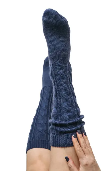 Женские Ноги Темно Синей Руке Вязаные Шерстяные Носки Колено Колено — стоковое фото