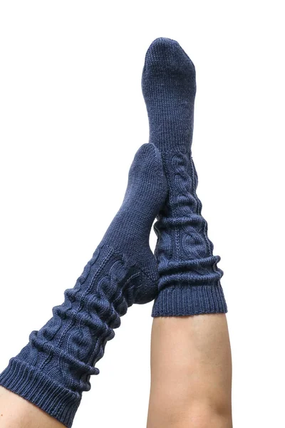 Pernas Femininas Azul Escuro Mão Malha Meias Joelho Isolado Fundo — Fotografia de Stock