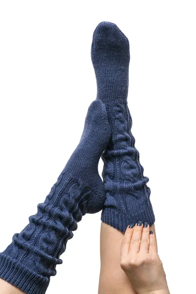 暗い青い手の女性の足は白い背景で隔離されたウールの膝のソックスを編みましたり 含まれているクリッピング — ストック写真