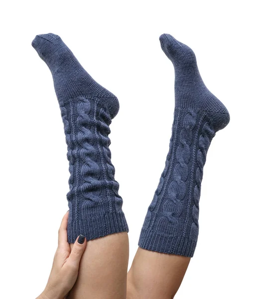 暗い青い手の女性の足は白い背景で隔離されたウールの膝のソックスを編みましたり 含まれているクリッピング — ストック写真
