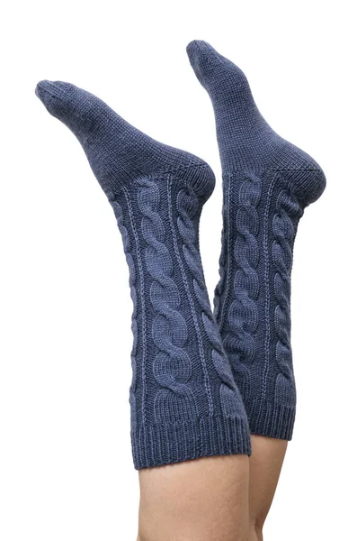 Γυναικεία Πόδια Σκούρο Μπλε Χέρι Πλεκτό Μαλλί Κάλτσες Γόνατο Απομονώνονται — Φωτογραφία Αρχείου