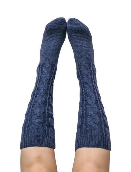 Жіночі Ноги Темно Синій Руці Язані Вовняні Шкарпетки Колінах Ізольовані — стокове фото