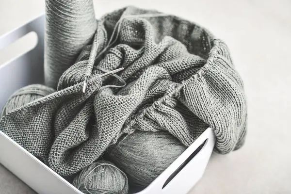 진행중인 뜨개질 프로젝트 털실과 뜨개질 클로즈업의 공으로 뜨개질을 스톡 이미지
