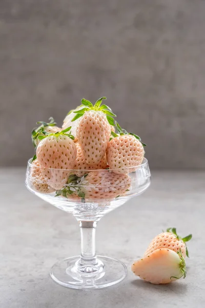 Vita Jordgubbar Hybrid Små Glas Dessert Vas Ljusgrå Bakgrund — Stockfoto