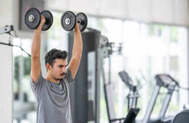 Atletin en yüksek performansı, kusursuz bir dambıl baskısı. Egzersiz yoğunluğu ve kişisel rekorları tasvir etmek için ideal. Atletizm eğitiminde en yüksek performans. konsept.