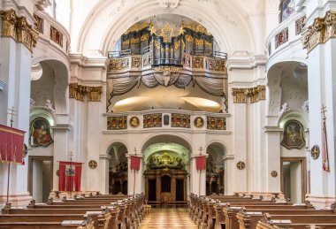 Melk Abbey kilisesinin iç mihrabında altın aksanlar, özenle hazırlanmış heykeller ve tarihi tablolar yer alıyor.. 
