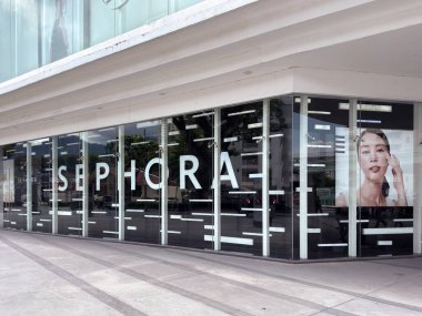 Penang, Malezya - 25 Nisan 2025: Sephora mağaza vitrininde güzellik ürünleri ve bir model sergilenen büyük cam pencereler müşterileri çekiyor.