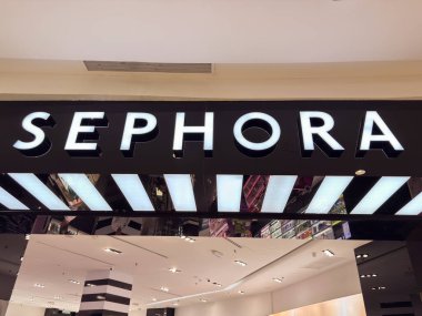 Penang, Malezya - 25 Nisan 2025: Bir Sephora mağazasının girişi canlı bir alışveriş merkezinde sergileniyor, güzellik ürünleri sergileniyor ve müşterileri içeri davet ediliyor.