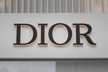 Singapur, Singapur - 01 Mayıs 2025: İkonik Dior mağaza vitrini tabelası Orchard Road 'da, modern mimari ile canlı bir alışveriş bölgesinde lüks markalar sergileniyor.