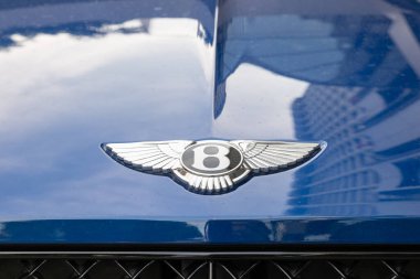 Singapur, Singapur - 01 Mayıs 2025: Orchard Road, Singapur 'da şehir siluetini yansıtan Bentley amblemine yakın çekim