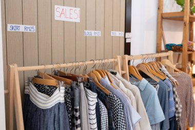 Penang, Malezya 23 Mart 2025: Raflardaki temiz konteynırlarda çevre dostu temizlik ürünleri seçimi. Etiketler doğal bileşenleri ve fiyatları gösteriyor .