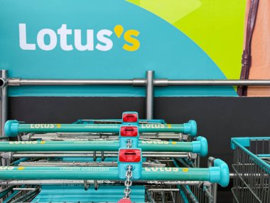  Nilüfer bakkalının içinde alışveriş arabaları düzenlenir, parlak renkler ve müşterilerin kullanması için markalaşma içerir..