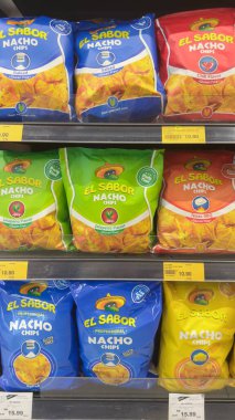  Çeşitli aromalı renkli nacho cipsleri süpermarket raflarında müşterilerin seçebileceği şekilde düzenlenmiştir..
