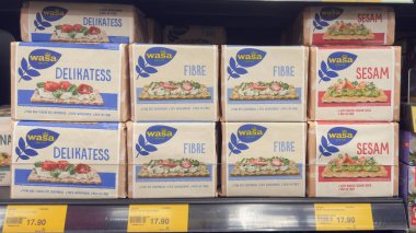  Wasa gevreğinin çeşitli aromaları, zariflik, lif ve sesam da dahil, bakkal raflarında düzgünce dizilmiş..