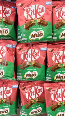  Nestle KitKat Milo çikolataları mağaza raflarına dikkat çekerek tüketiciler için yeni bir lezzet kombinasyonunu tanıtıyor.