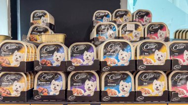 Renkli ambalajlarda Cesar köpek maması çeşitleri yerel bir evcil hayvan dükkanında raflarda güzelce düzenlenir..