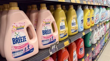  Esinti çeşitli markalarda çamaşır deterjanı şişeleri bir marketin raflarında renklendirici ambalajlar sergileniyor..