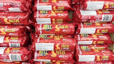 Ritz peynirli ve kremalı krakerlerin bir marketteki raflarda titizlikle sergilenmesi..