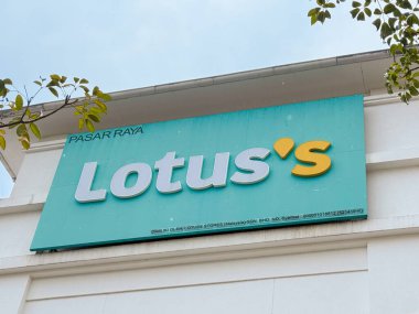 Penang, Malezya 19 Nisan 2025 Lotus 'un marketinin işareti belirgin bir şekilde duruyor. Mağaza, güneşli bir gökyüzünün altında görünen berrak markalaşmış ve canlı renkleriyle ünlüdür..