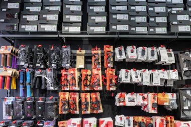 Penang, Malezya 15 Nisan 2025. Kablolar, kablolar ve ambalajlar dahil bisiklet aksesuarlarıyla dolu bir duvar. Raflarda düzenli ve her üründe görülebilir fiyatlar var..