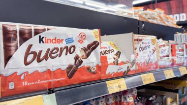 Penang, Malezya 17 Nisan 2025 Bir raf Kinder bueno çikolatalarını paketlerde sergiliyor,.