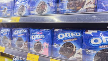 Penang, Malezya 17 Nisan 2025 Oreo kurabiyelerinin çeşitli tatları süpermarket raflarında düzenlenmiştir, farklı ambalajlar ve müşteriler için seçenekler sunulmaktadır..