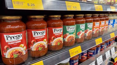 Penang, Malezya 17 Nisan 2025 Prego makarna sosu kavanozları mağaza raflarında düzenlenir, farklı aromalar ve fiyatlar düzenli bir market koridorunda sergilenir.