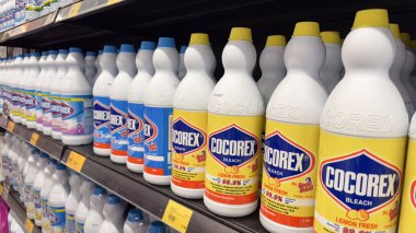 Penang, Malezya 17 Nisan 2025 Cocorex çamaşır suyu şişeleri düzenli bir şekilde bir süpermarket rafına dizilmiştir..