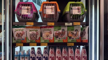 Penang, Malezya 17 Nisan 2025 evcil hayvan taşıyıcıları ve çeşitli evcil hayvan yiyecek torbalarıyla dolu parlak bir perakende raf, hayvan sahiplerine sunulan çeşitliliği vurguluyor.