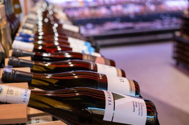 Penang, Malezya 15 Nisan 2025 Bir mağazadaki raflarda düzgünce dizilmiş çeşitli şarap şişeleri YEALANDS ve çeşitli şarap türleri dahil olmak üzere farklı markalar sergilenmektedir.