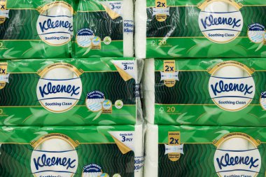 Penang, Malezya - 16 Nisan 2025: Birkaç paket temiz mendil raflarda düzgünce düzenlenir. Her pakette 20 doku var ve 2x soğurma talep ediyor..