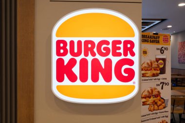 Penang, Malezya - 16 Nisan 2025: aydınlatılmış Burger King tabelası, RM 6.90 ve RM 7.90 fiyatlı ürünlerin yer aldığı menü tanıtımının yanında marka logosunu da gösteriyor.
