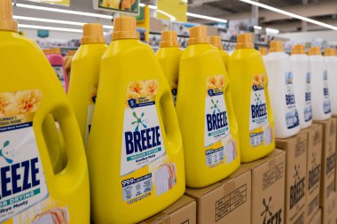 Penang, Malezya - 16 Nisan 2025 'te bir perakende mağazasının raflarında çeşitli boyutlarda ve ambalajlarda sergilenen sarı Breeze kurutma deterjanı düzenlendi.
