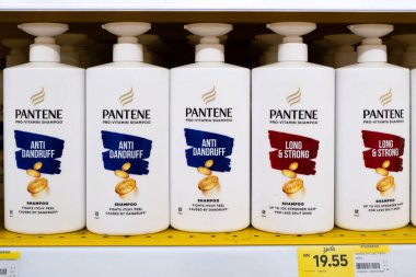Penang, Malezya - 16 Nisan 2025 5 şişe Pantene provitamin şampuanı düzgünce dizilmiş. Etiketlerde ANTI DANDRUFF ve LONG & STRONG 19.55 fiyatları gösteriliyor.