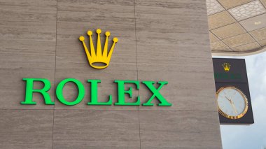 Penang, Malezya 18 Nisan 2025 Bir Rolex mağazası lüks ve zanaatkarlığı ön plana çıkaran parlak logosunu ve saatini sergiliyor.