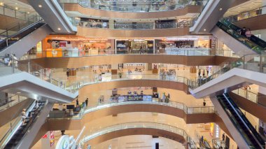 Penang, Malezya 18 Nisan 2025 Çok katlı Gurney Plaza alışveriş merkezinde yürüyen merdivenler ve çeşitli mağazalar var. Müşterileri dinamik perakende ortamını keşfetmeye davet ediyorlar..