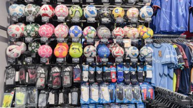Penang, Malezya 18 Nisan 2025 çeşitli futbol topları ve teçhizatları sergilenen raflarda, renkli tasarımlar ve spor ekipmanlarında düzenli olarak düzenlenir..